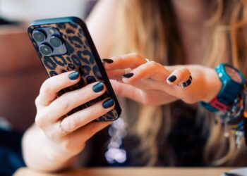 8 Surprising Phone Features You May Not Realize Are Actually AI