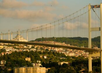 Strong Earthquake Shakes Istanbul | HuffPost Latest News