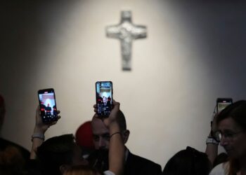 Pilgrims travel to Pope Francis’s tomb to remember the late pontiff | World News