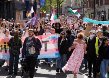 Labour WhatsApp messages on Supreme Court ruling point to future tensions on trans issues | UK News