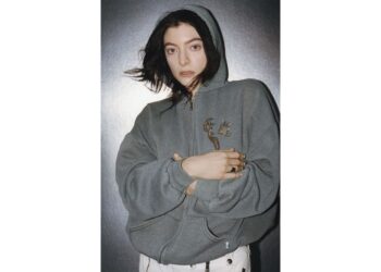 Lorde’s ‘Man Of The Year’ Video References De Maria’s ‘Earth Room’