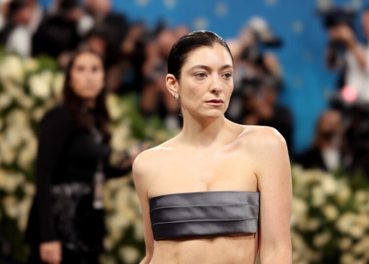 Why Is That Revealing Photograph of Lorde Going Viral?