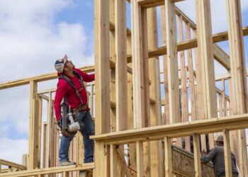 US housing construction falls to 5-year low as tariffs weigh on sector