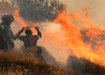 Greece: Wildfire tears through southern Crete – forcing more than 1,500 to flee homes and hotels | World News