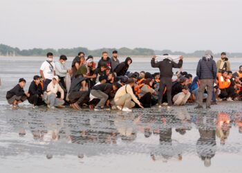 Home Office threatens asylum seekers with homelessness if they refuse hotel move | Politics News