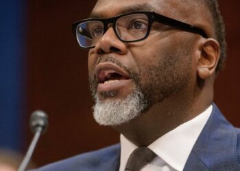 Chicago Mayor Signs Order Over ‘Escalating Threats From The Federal Government’