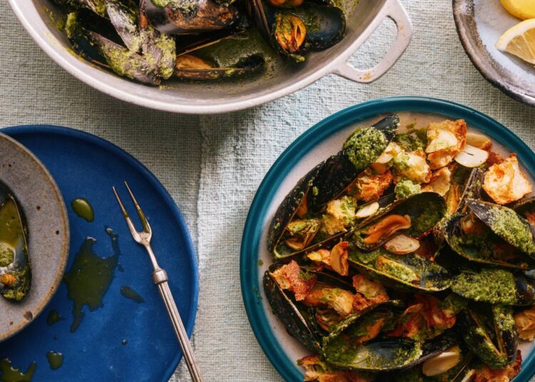 Make This Tonight: Garlicky Mussels With Herb Sauce and Buttery Croutons