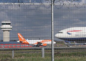 Gatwick second runway given green light by government | UK News