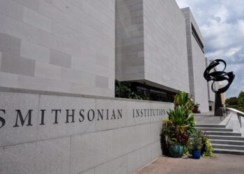 Smithsonian Closes Museums Amid Government Shutdown