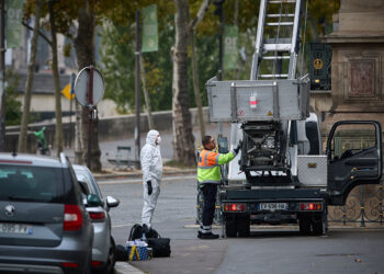 Thieves Steal Napoleon-Era Jewels in Daylight Heist at the Louvre