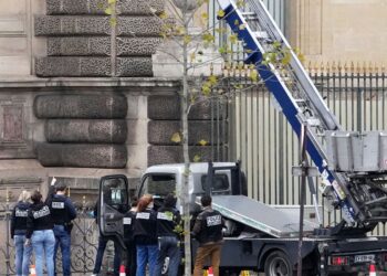 Makers of lift used by Louvre thieves reveal tongue-in-cheek advert | World News