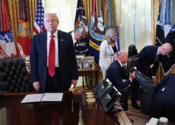 See How Donald Trump Reacted To Oval Office Medical Emergency