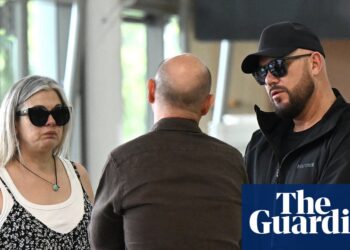 Parents of Piper James visit K’gari to farewell daughter and ‘walk where she last walked’ as dingo cull continues | K’gari (Fraser Island)