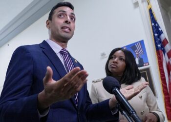 Andrew ‘clearly has knowledge’ on Jeffrey Epstein, claims US politician ready to hear testimony | World News