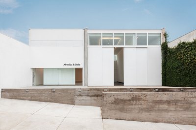 View of the exterior of an art gallery with the logo for 'Almeida & Dale'.
